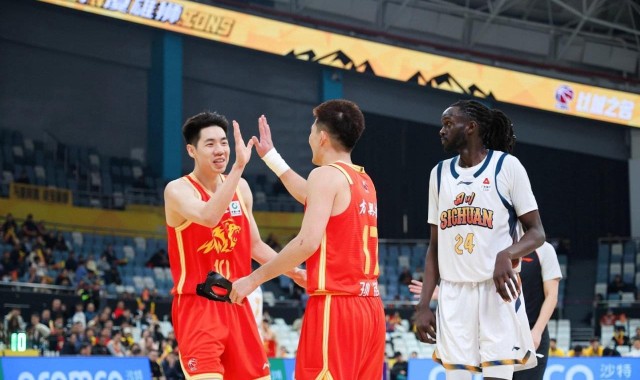 乐鱼体育app下载-浙江广厦送四川男篮15连败，杜锋和张庆鹏谁的帅位更摇摇欲坠？
